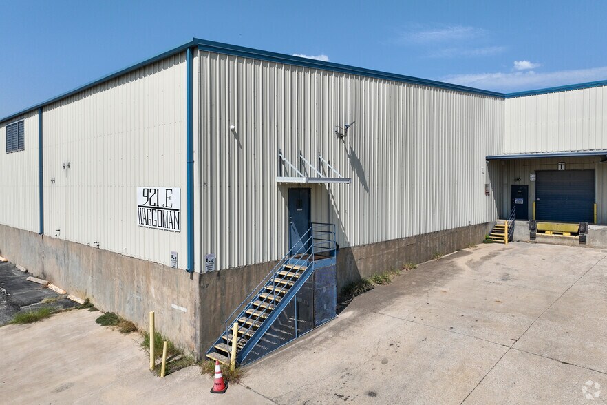 921 E Waggoman St, Fort Worth, TX à louer - Photo de l’immeuble – Image 3 sur 4