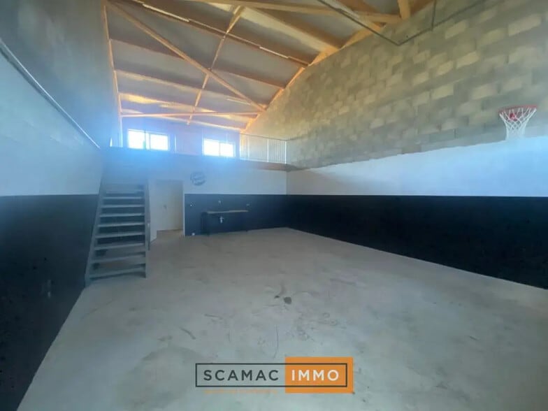 Bureau dans Marignane à louer - Photo de l’immeuble – Image 1 sur 6