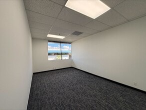 357 Van Ness Way, Torrance, CA à louer Photo intérieure– Image 2 sur 2