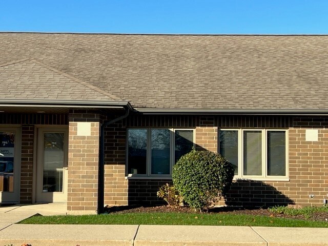 755 McArdle Dr, Crystal Lake, IL à vendre - Photo de l’immeuble – Image 2 sur 2