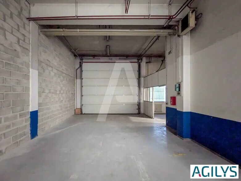 Local d’activités dans Villebon-sur-Yvette à louer - Photo de l’immeuble – Image 2 sur 10