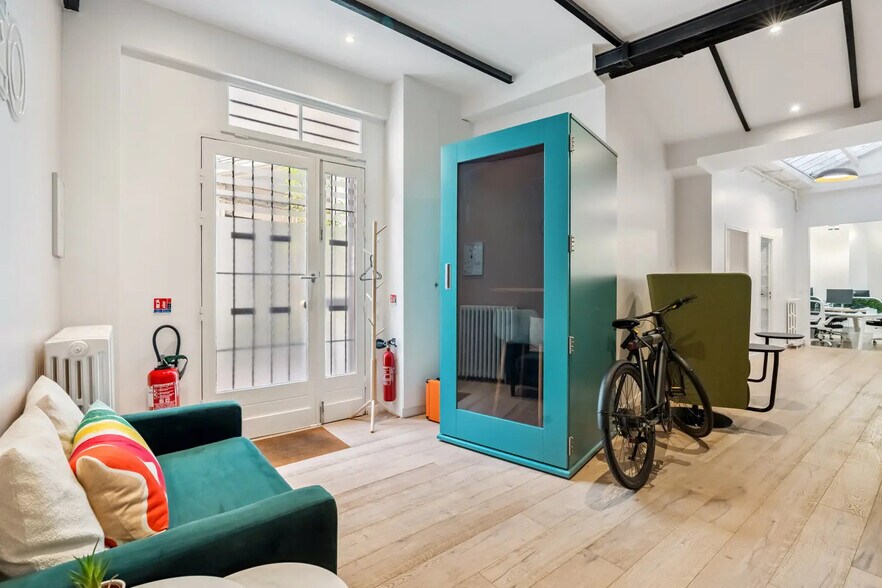14 Rue Laferrière, Paris à louer - Photo de l’immeuble – Image 3 sur 7