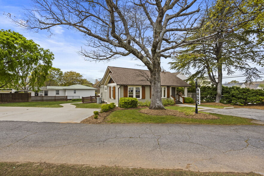 7 Henderson Rd, Greenville, SC à vendre - Photo de l’immeuble – Image 2 sur 23