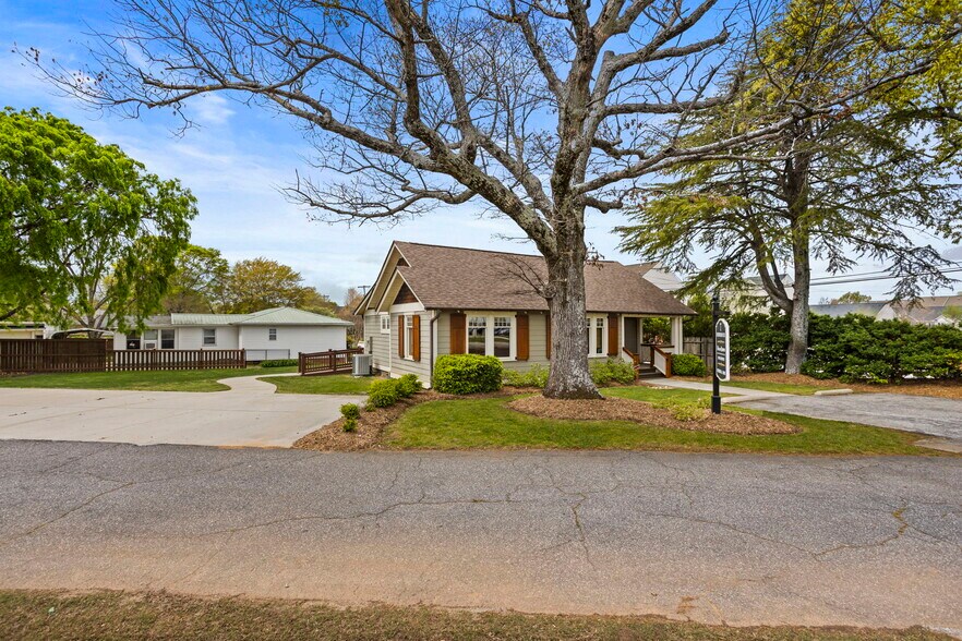 7 Henderson Rd, Greenville, SC à louer - Photo de l’immeuble – Image 3 sur 24
