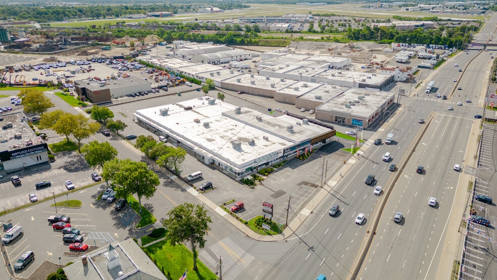 1681-1745 Broadhollow Rd, Farmingdale, NY à louer - Photo de l’immeuble – Image 3 sur 6