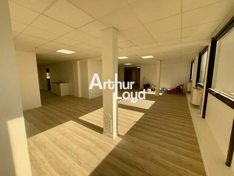 Bureau dans Saint-Laurent-du-Var à louer - Photo de l’immeuble – Image 3 sur 20