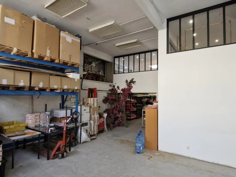 Local d’activités dans Saint-Laurent-du-Var à louer - Photo de l’immeuble – Image 2 sur 5