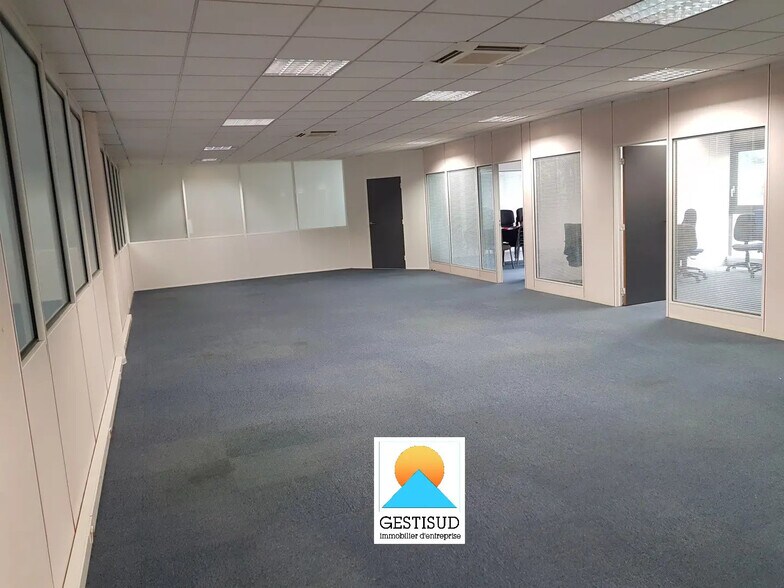 Bureau dans Gémenos à louer - Photo de l’immeuble – Image 2 sur 3