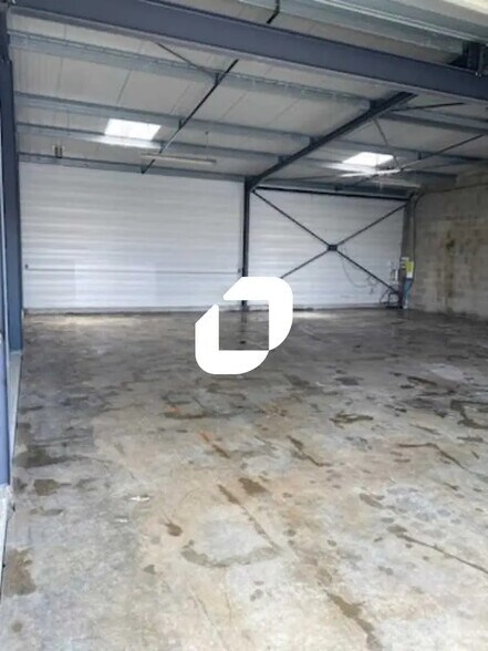 Local d’activités dans Izon à louer - Photo de l’immeuble – Image 3 sur 16