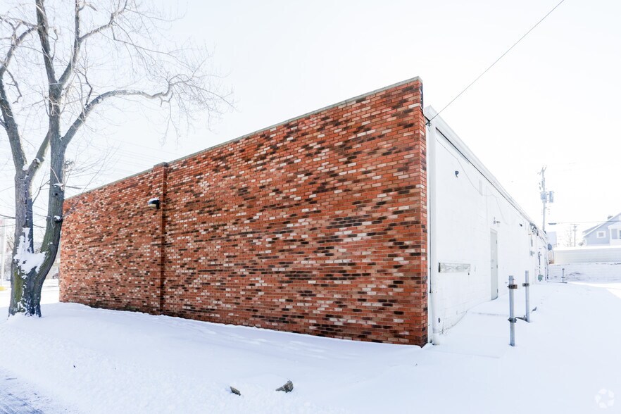 756-758 E 200th St, Cleveland, OH à louer - Photo de l’immeuble – Image 3 sur 5