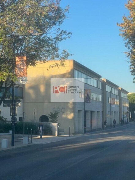 Local commercial dans Avignon à vendre - Photo de l’immeuble – Image 3 sur 4