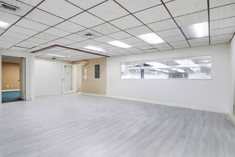 6830-6840 SW 81st Ter, Miami, FL à louer Photo intérieure– Image 2 sur 12