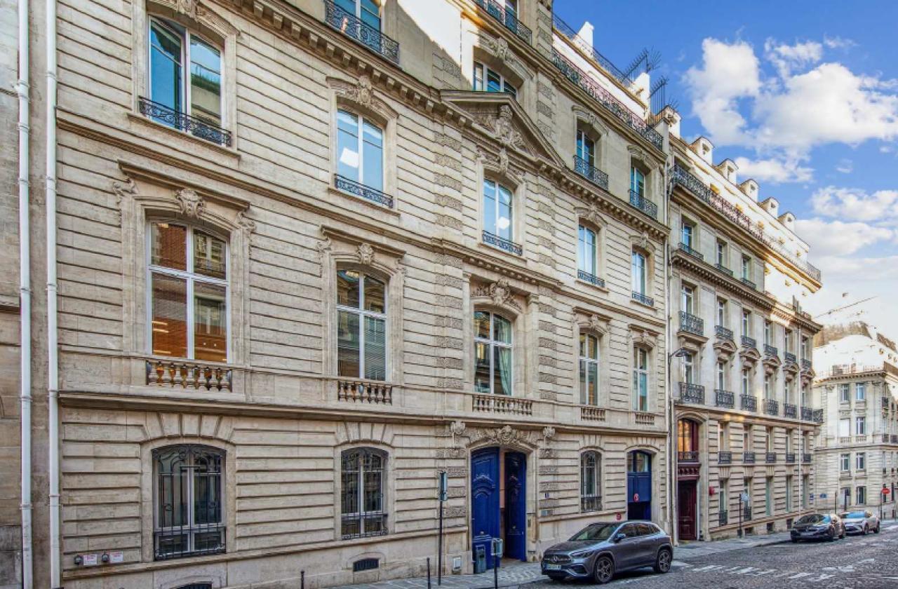 8 Rue Christophe Colomb, Paris à louer Photo de l’immeuble– Image 1 sur 20