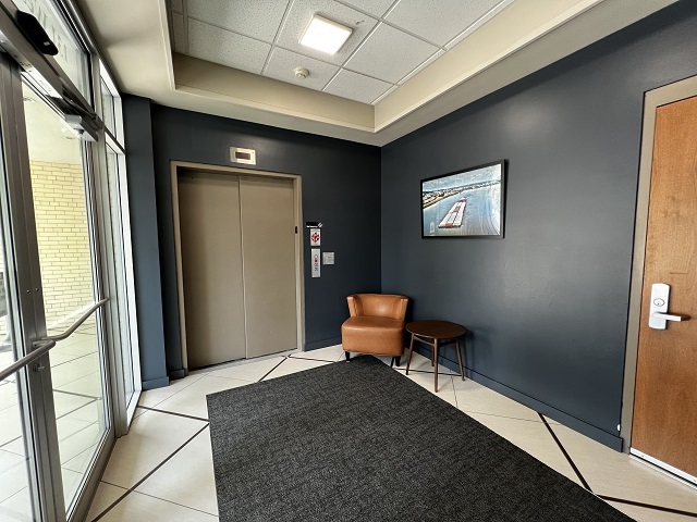 131 W 10th St, Dubuque, IA à louer - Hall d’entrée – Image 2 sur 6