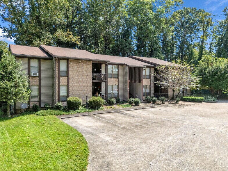 333 W Lake Ave, Hendersonville, NC à vendre - Photo principale – Image 1 sur 8