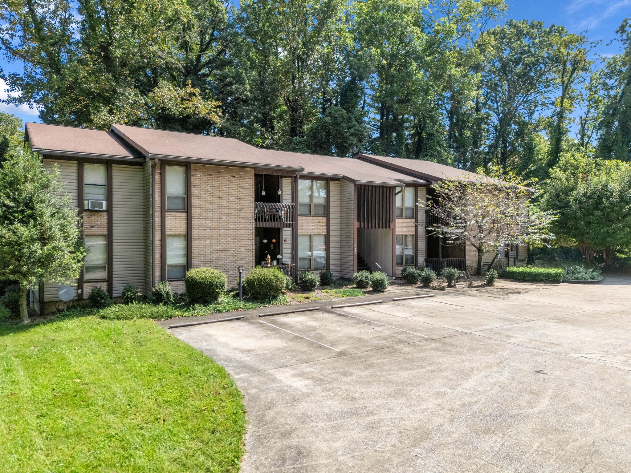 333 W Lake Ave, Hendersonville, NC à vendre Photo principale– Image 1 sur 9
