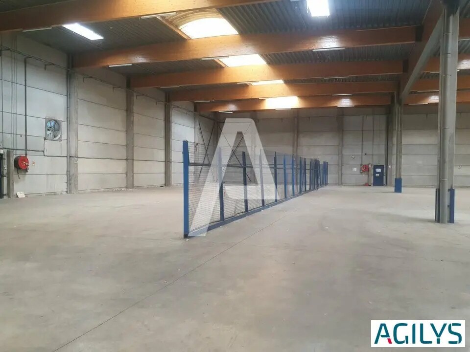Industriel/Logistique dans Saint-Thibault-des-Vignes à louer Photo intérieure– Image 1 sur 10