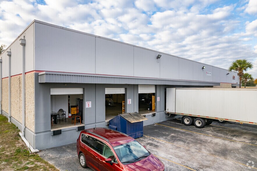 5690-5698 W Crenshaw St, Tampa, FL à louer - Photo de l’immeuble – Image 3 sur 7
