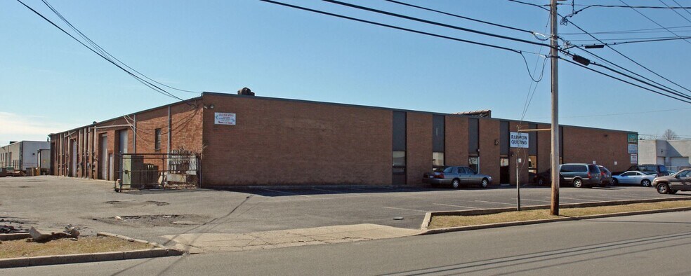 194-204 N Fehr Way, Bay Shore, NY à louer - Photo de l’immeuble – Image 2 sur 9