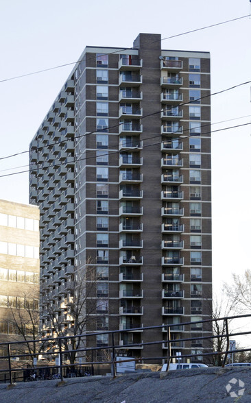2201 Riverside Dr, Ottawa, ON à louer - Photo de l’immeuble – Image 3 sur 4