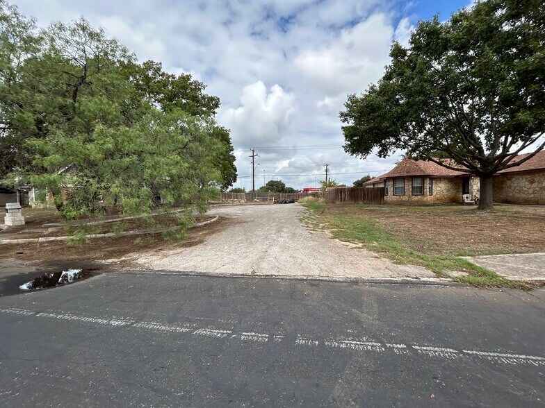 8251 Misty Willow St., San Antonio, TX à vendre - Photo de l’immeuble – Image 2 sur 5