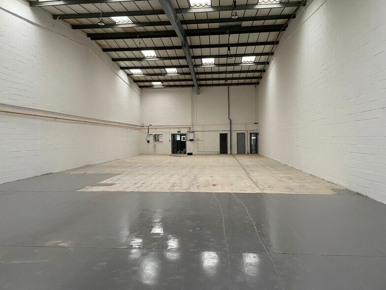 37-44 Potters Ln, Milton Keynes à louer - Photo de l’immeuble – Image 3 sur 28