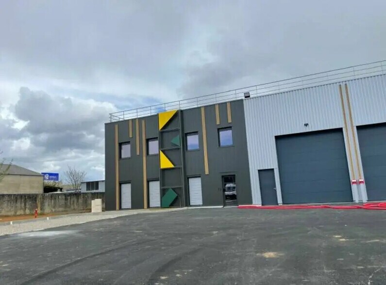 Local d’activités dans Saint-Priest à louer - Photo de l’immeuble – Image 2 sur 11