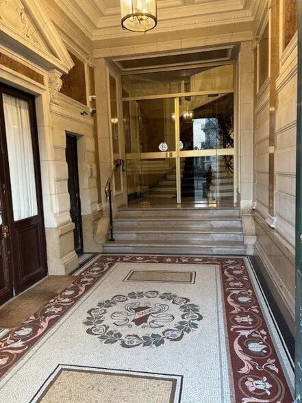 Bureau dans Paris à vendre - Photo de l’immeuble – Image 2 sur 8