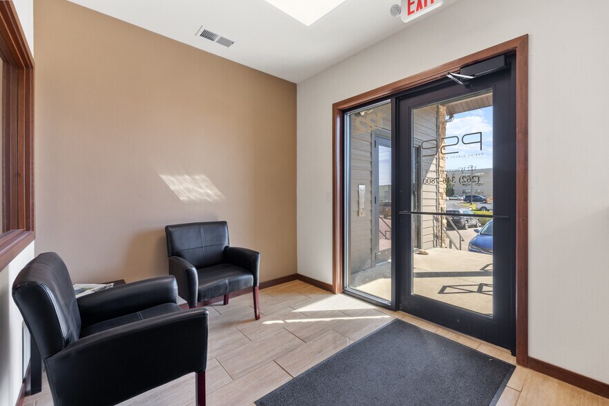 122 Wisconsin St, West Bend, WI à louer - Hall d’entrée – Image 2 sur 24