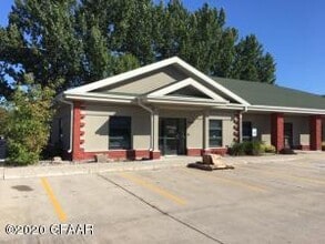 2820 19th Ave S, Grand Forks, ND à louer Photo de l’immeuble– Image 1 sur 11