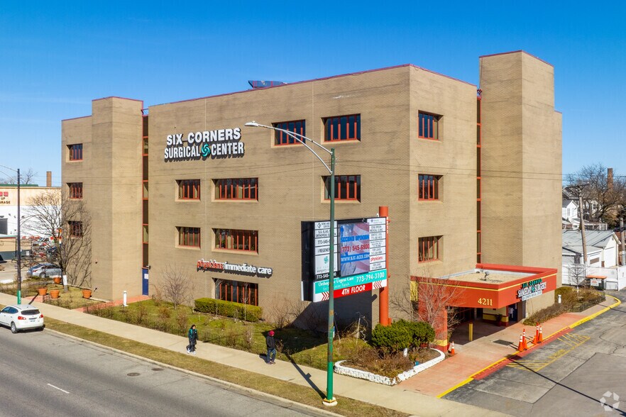 4211 N Cicero Ave, Chicago, IL à louer - Photo principale – Image 1 sur 57