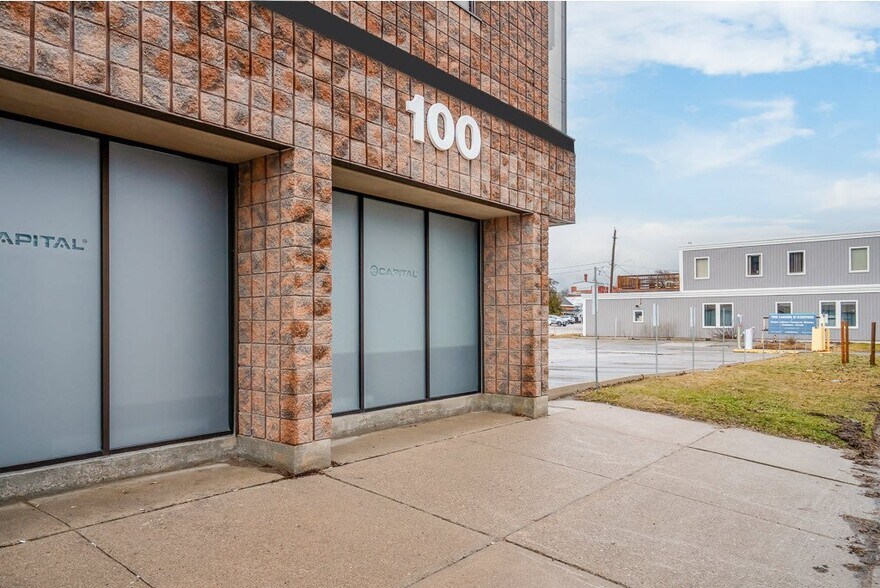 100 Colborne St, Orillia, ON à louer - Photo de l’immeuble – Image 3 sur 8