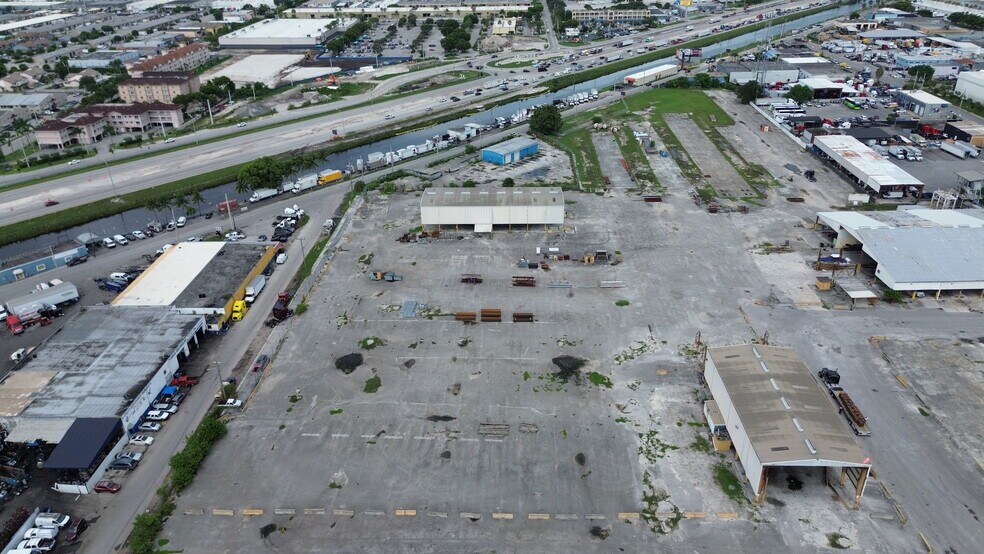 9498 NW South River Dr, Medley, FL à louer - Photo de l’immeuble – Image 2 sur 2