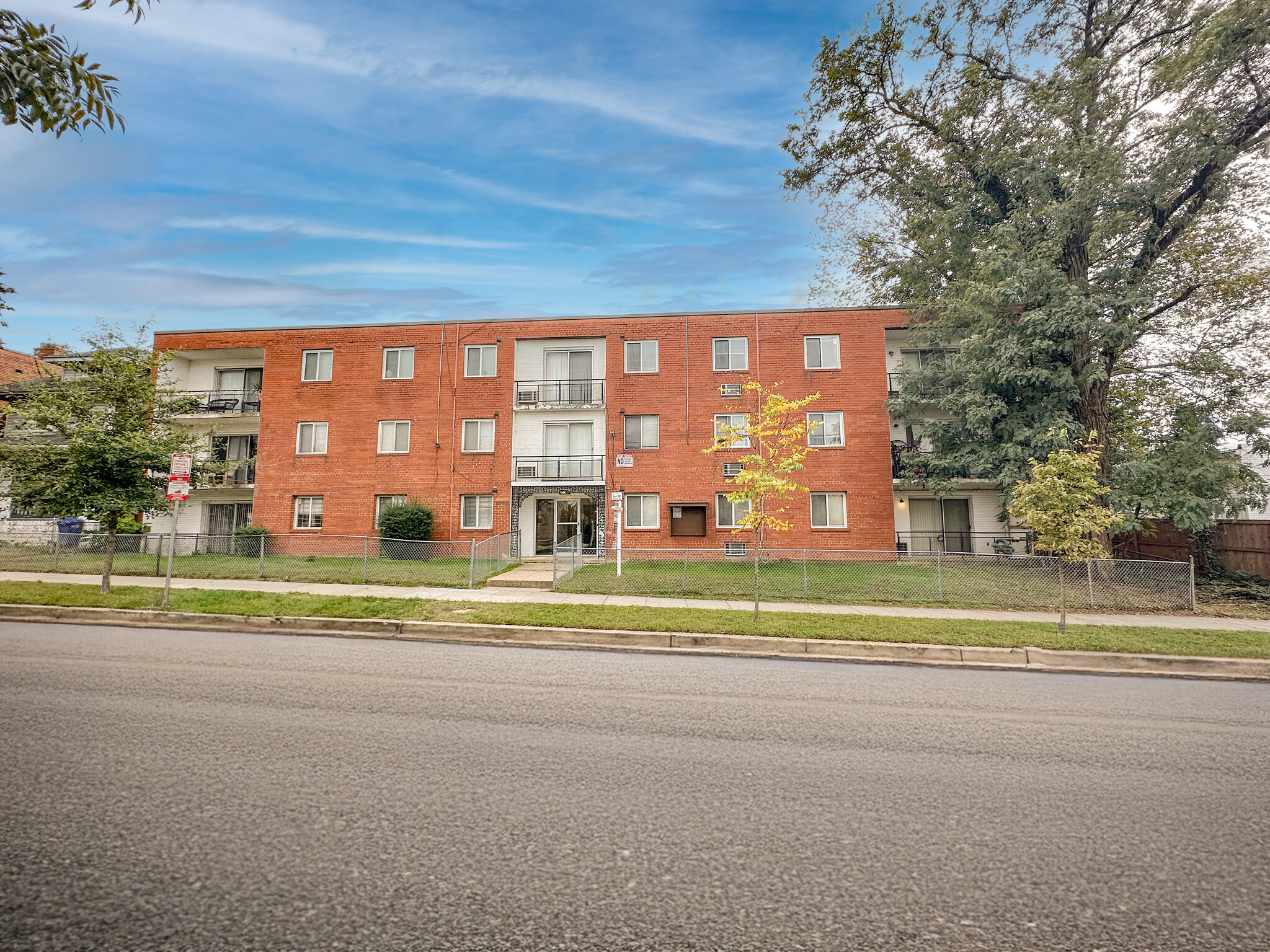 1721 T St SE, Washington, DC à vendre Photo de l’immeuble– Image 1 sur 4