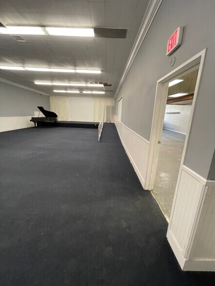 18515 Sherman Way, Reseda, CA à vendre - Photo de l’immeuble – Image 3 sur 19