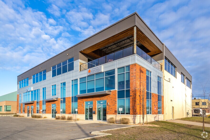 1027 Boul Des Entreprises, Terrebonne, QC à louer - Photo principale – Image 1 sur 8