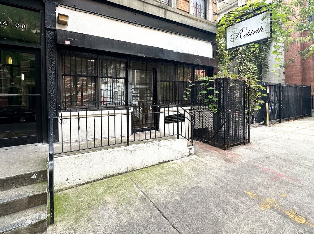 304 E 8th St, New York, NY à louer Photo de l’immeuble– Image 1 sur 5