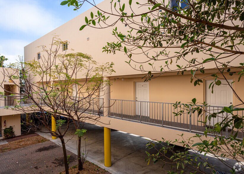 1553 SW 2nd St, Miami, FL à vendre - Photo de l’immeuble – Image 3 sur 13