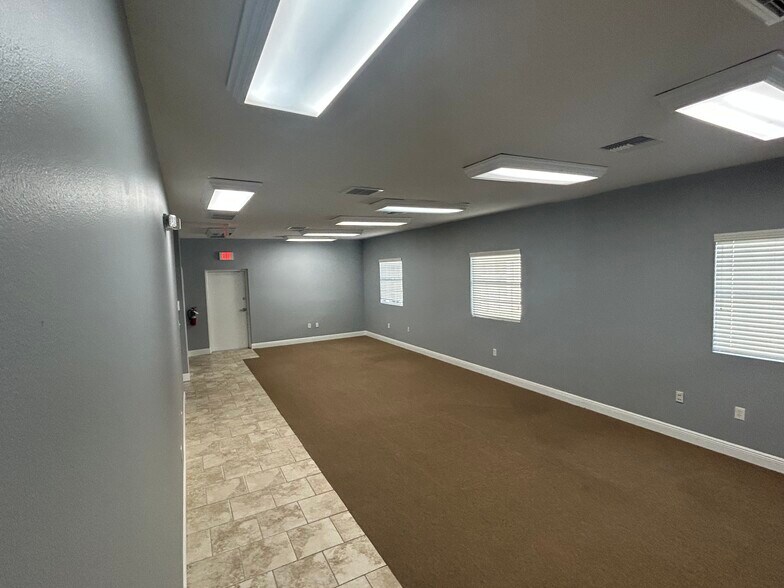 565 S Hercules Ave, Clearwater, FL à louer - Photo de l’immeuble – Image 3 sur 12