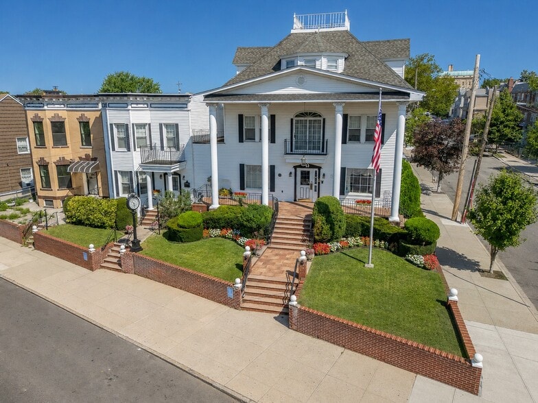 6419 Metropolitan Ave, Middle Village, NY à vendre - Photo de l’immeuble – Image 2 sur 9