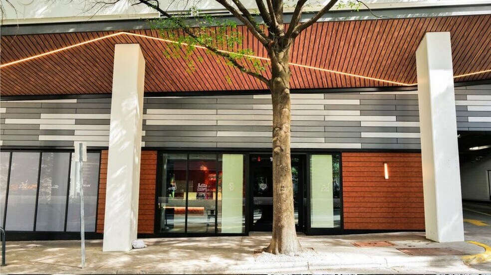 100 W 3rd St, Charlotte, NC à louer - Photo de l’immeuble – Image 1 sur 3