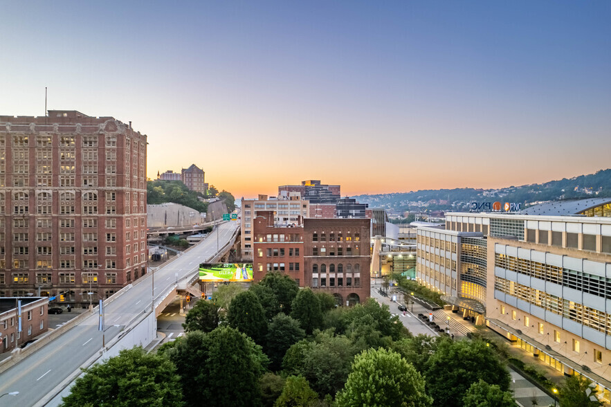 100 Ross St, Pittsburgh, PA à louer - Photo de l’immeuble – Image 3 sur 8