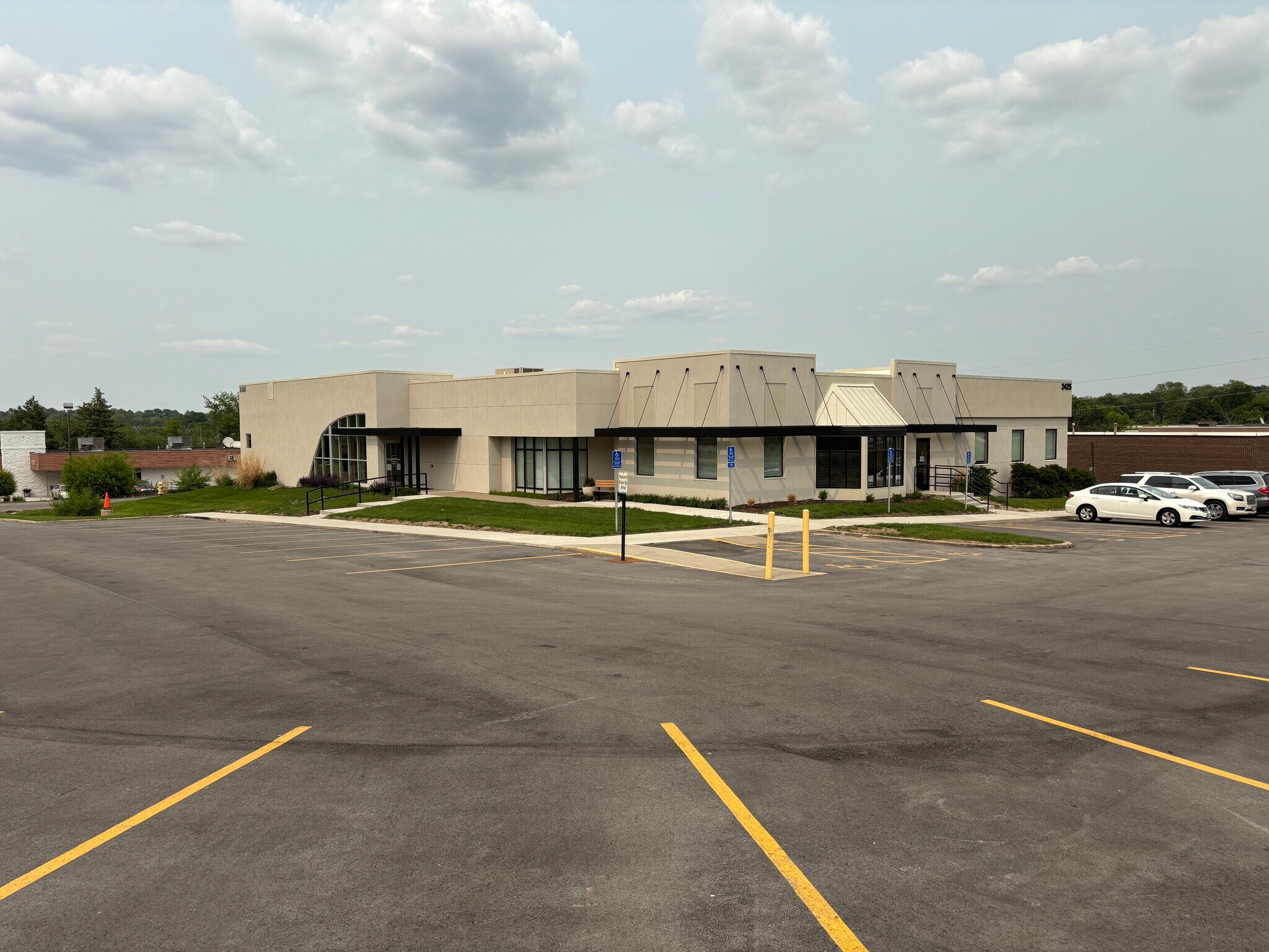 2425 Westown Pky, West Des Moines, IA à vendre Photo de l’immeuble– Image 1 sur 8