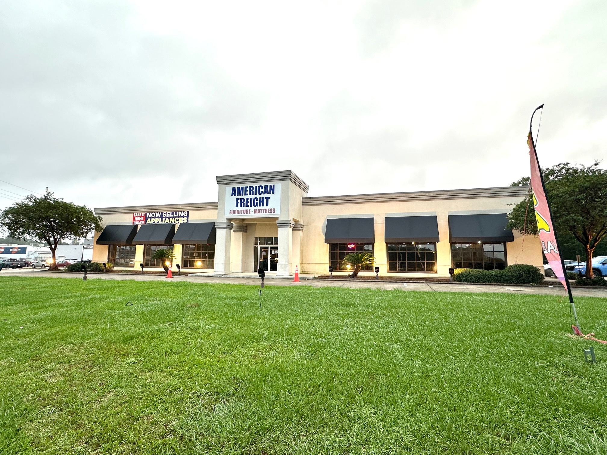 8560 Florida Blvd, Baton Rouge, LA à louer Photo de l’immeuble– Image 1 sur 2
