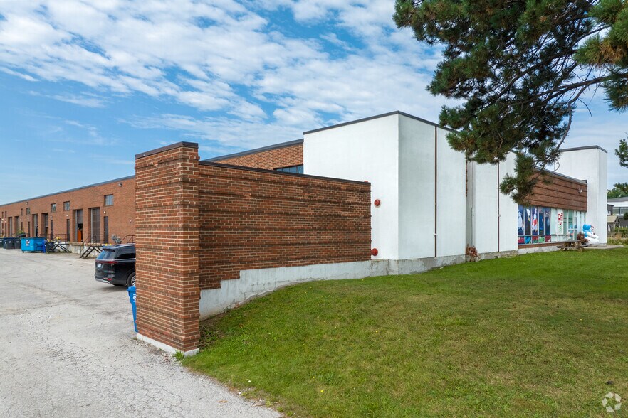 1100 Invicta Dr, Oakville, ON à louer - Photo de l’immeuble – Image 2 sur 5