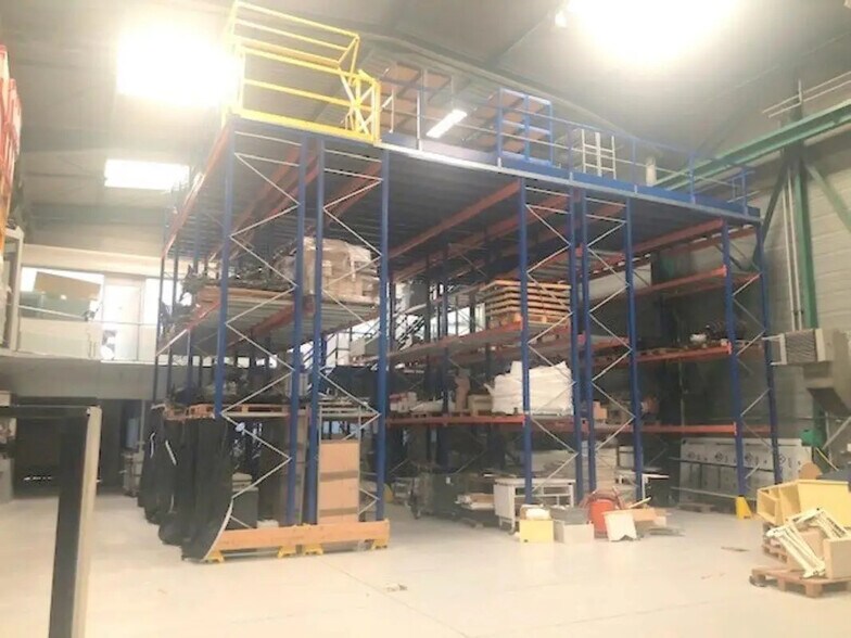 Local d'activités dans Montigny-le-Bretonneux à vendre - Photo de l’immeuble – Image 1 sur 33