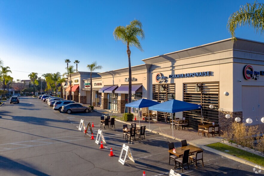 929 W Huntington Dr, Monrovia, CA à louer - Photo de l’immeuble – Image 2 sur 7