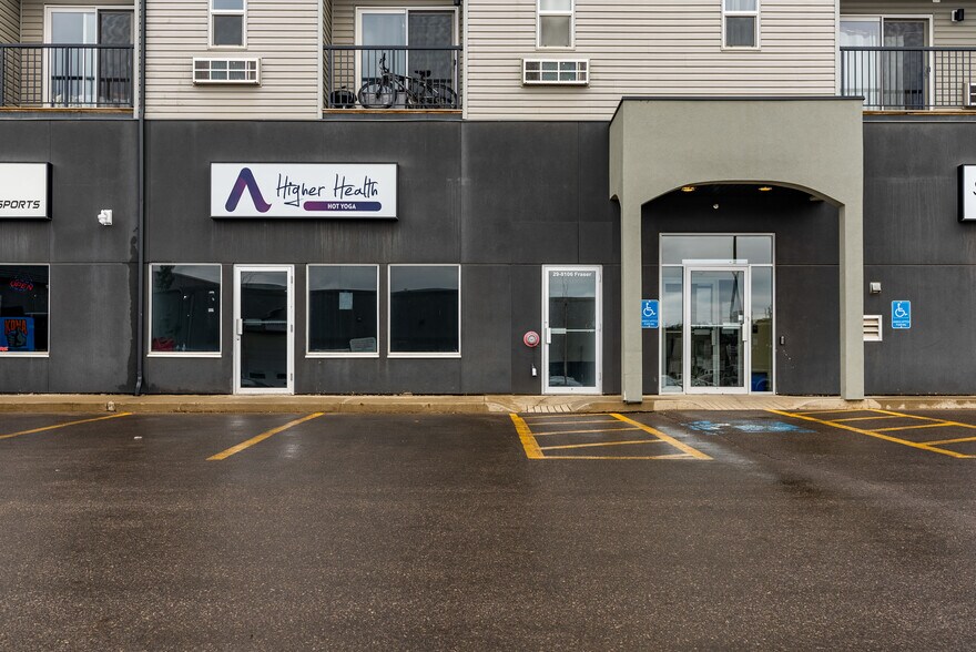 8106 Fraser Av, Fort McMurray, AB à louer - Photo de l’immeuble – Image 1 sur 10