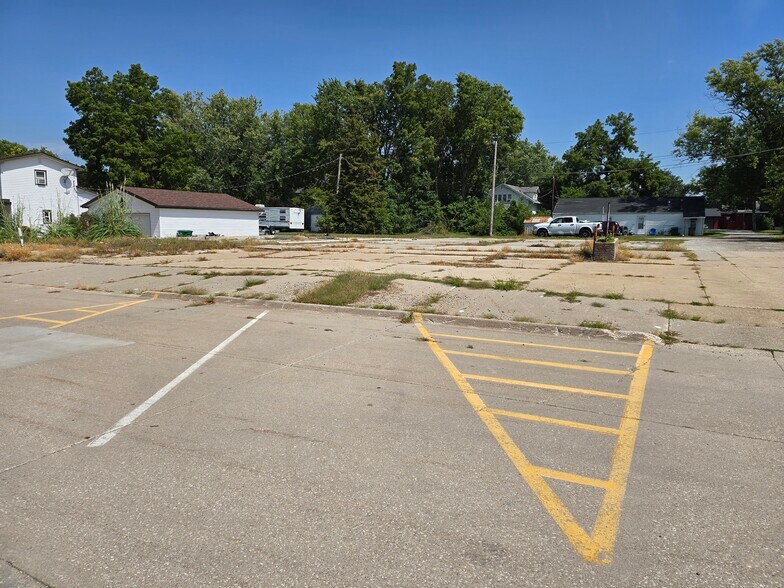 211 Center Ave N, Mitchellville, IA à louer - Photo de l’immeuble – Image 2 sur 18