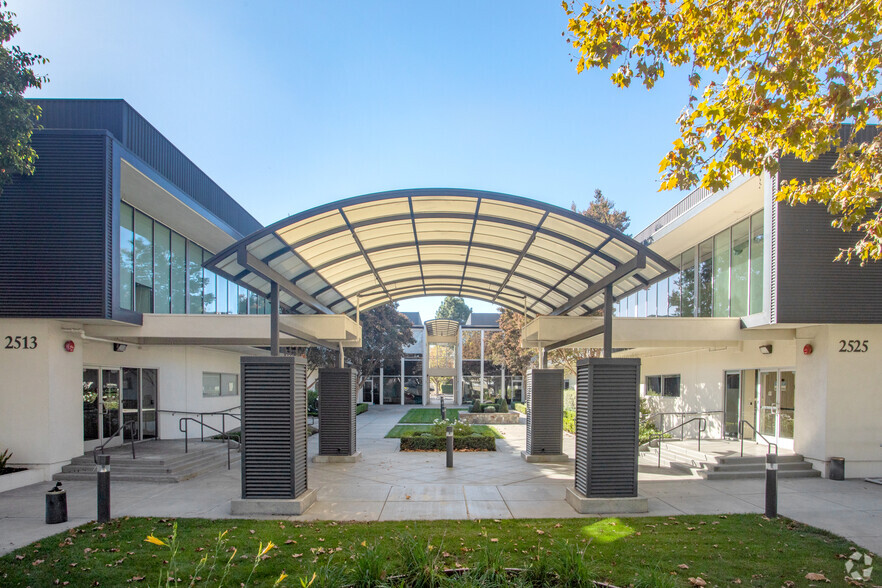 2513-2525 E Charleston Rd, Mountain View, CA à louer - Photo de l’immeuble – Image 1 sur 7